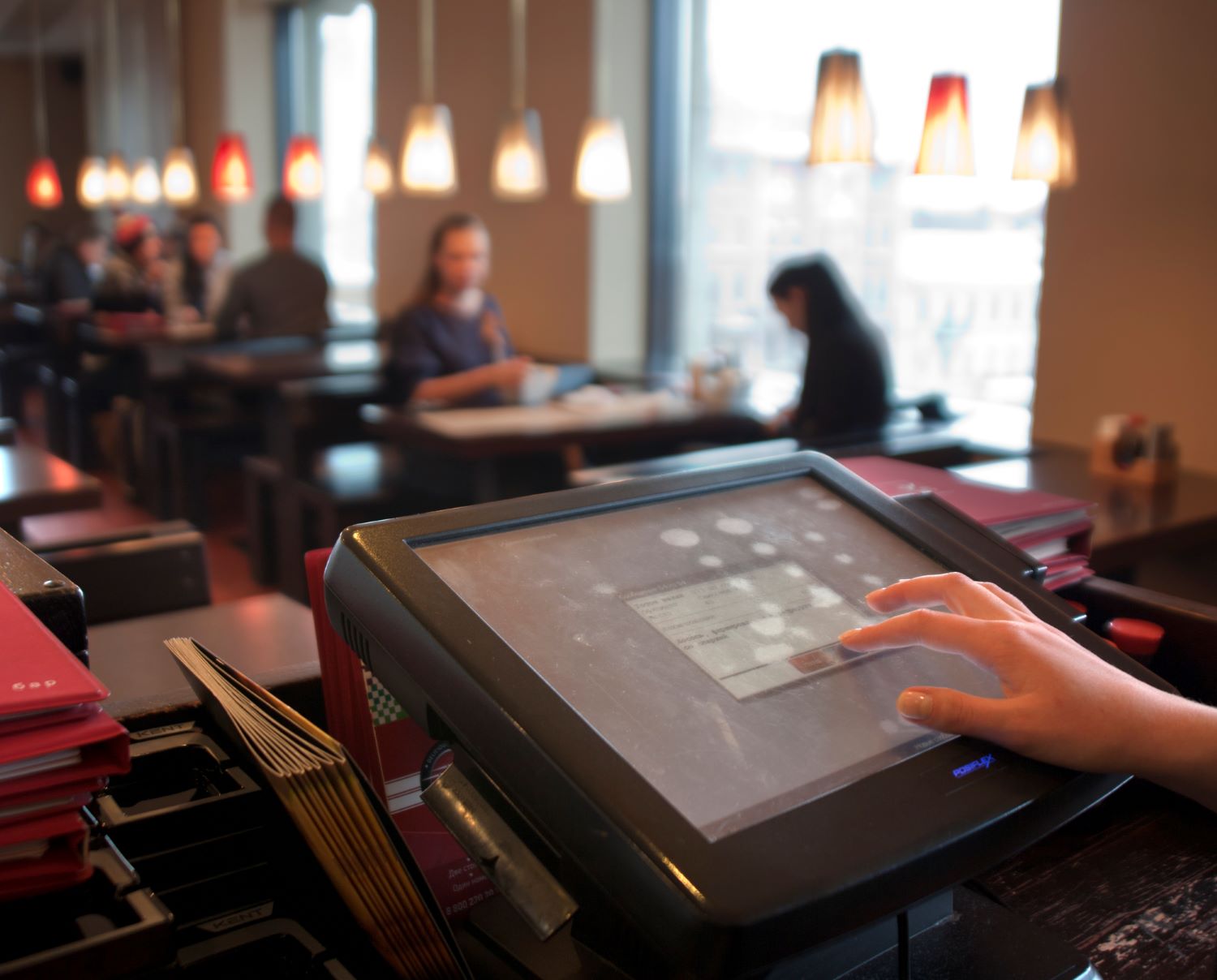 Mangiano e scappano dal ristorante senza pagare il conto da 270 euro: la reazione della titolare