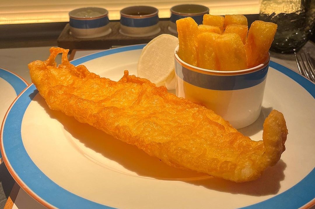 Scontrini pazzi, è polemica per il fish&chips da 42 euro dello chef stellato: "Chi può permetterselo?"