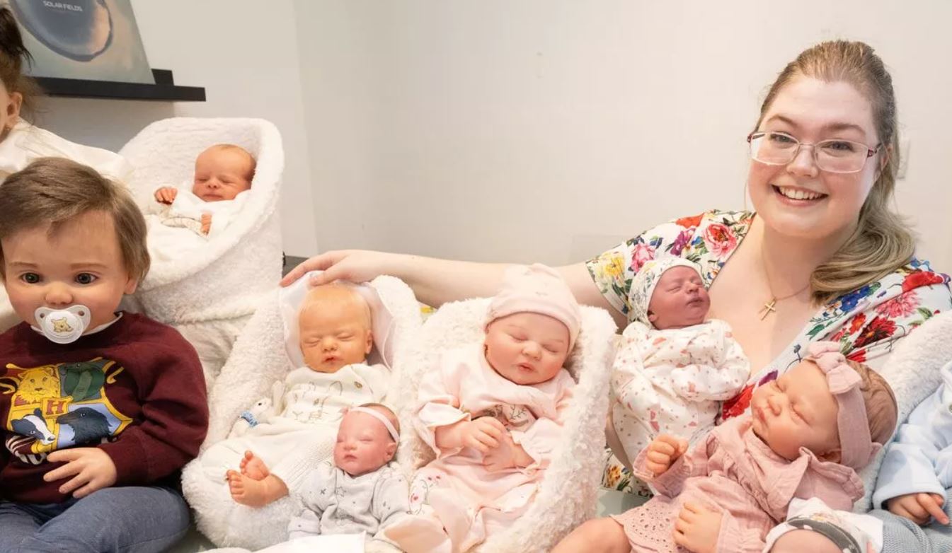 A 27 anni è mamma di 13 bambole (pagate 7mila euro): "Le porto al parco e cambio loro i pannolini"