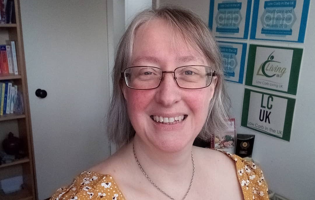 Fa la doccia una volta a settimana e lava i vestiti dopo averli messi 4 o 5 volte: "Così risparmio molti soldi"