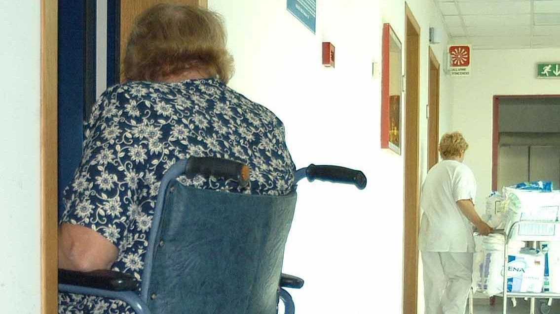 choc-in-una-casa-di-riposo-violenza-su-quattro-ospiti-operatore-arrestato