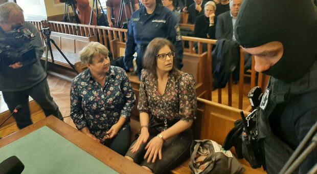 Salis in aula ancora con manette e catene