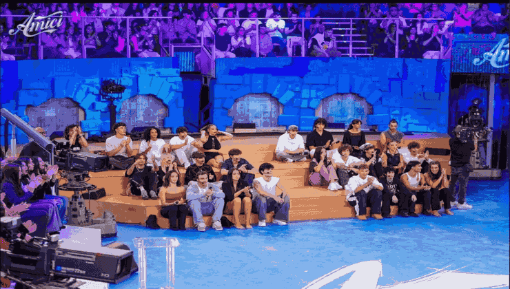 Scenografia e banchi della scuola di Amici prima della registrazione