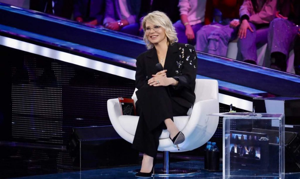 Maria De Filippi durante una puntata di Amici nello studio televisivo