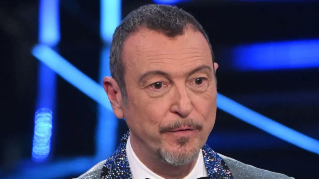 Amadeus in uno studio televisivo con espressione seria