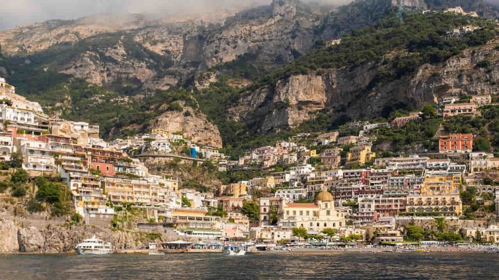 Veduta panoramica di Positano con le case color pastello sulla collina