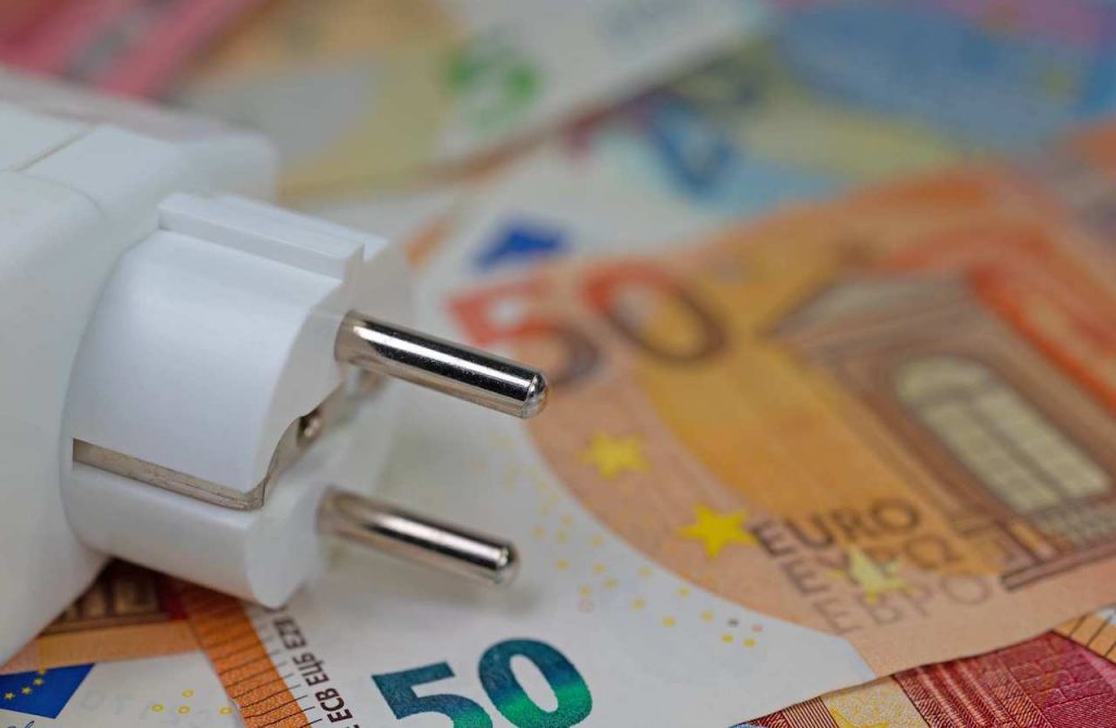 Aumento bollette luce gas_Donnaclick