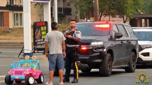 Uomo arrestato guida auto giocattolo