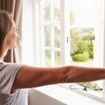 Donna davanti alla finestra_Donnaclick