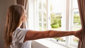 Donna davanti alla finestra_Donnaclick