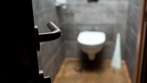 Lavoratore licenziato pause lunghe in bagno_Donnaclick