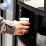 Uomo licenziato resto caffè macchinetta_Donnaclick