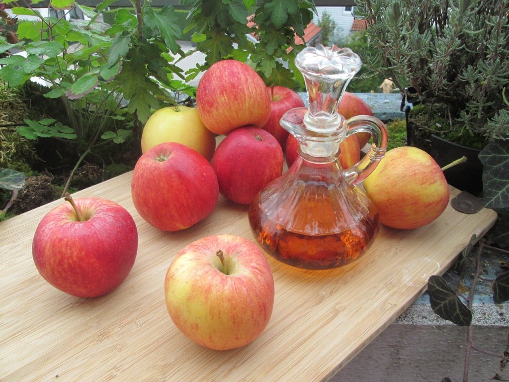 Come tanti altri prodotti utilizzati per cucinare, anche l'aceto di mele è un rimedio di bellezza molto efficace per combattere inestetismi e fastidi.