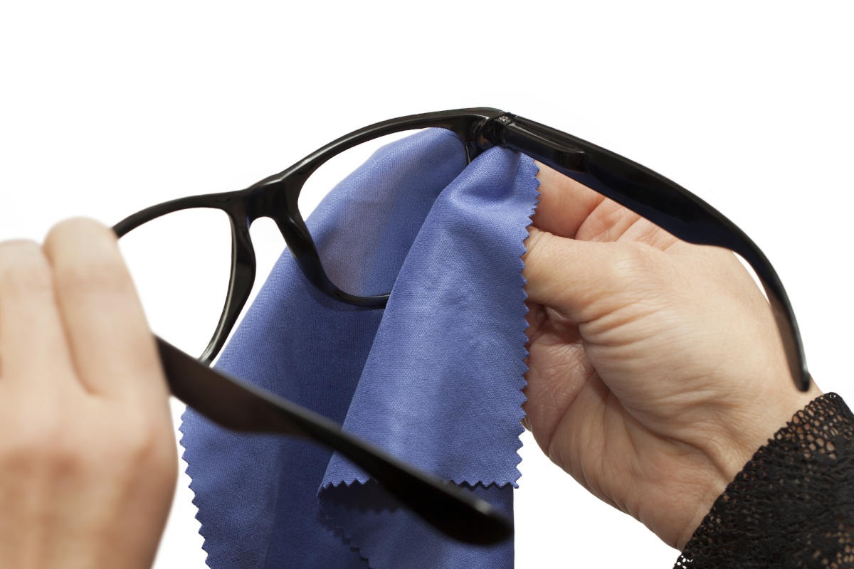 Come pulire gli occhiali da vista senza rovinarli - Donnaclick