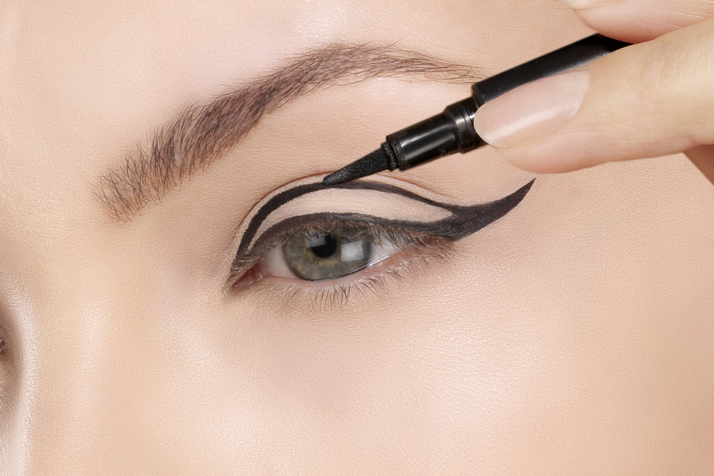 Come fare una linea perfetta con l'eyeliner