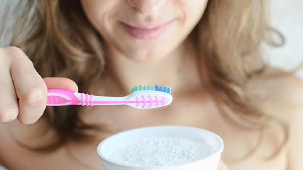 Bicarbonato di sodio per sbiancare i denti: funziona?