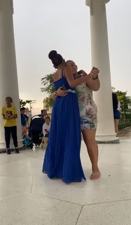 La festeggiata balla con la madre