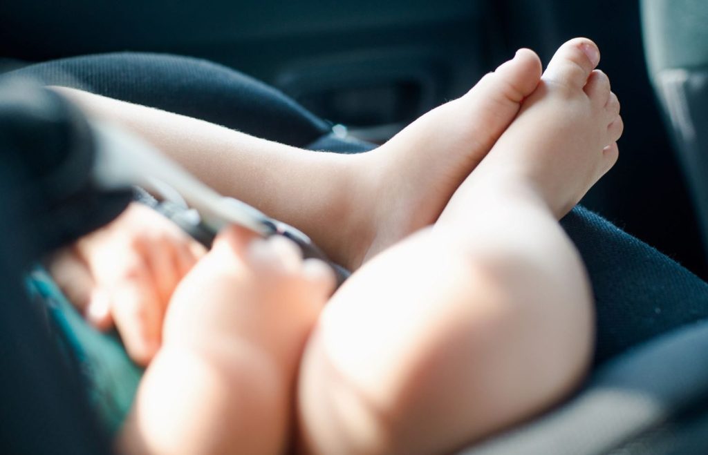 Dimentica la nipotina nell'auto rovente per 8 ore: muore bimba di 14 mesi