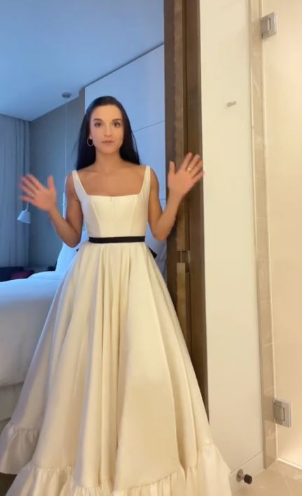 Anastasia Demanico con l'abito da sposa modificato