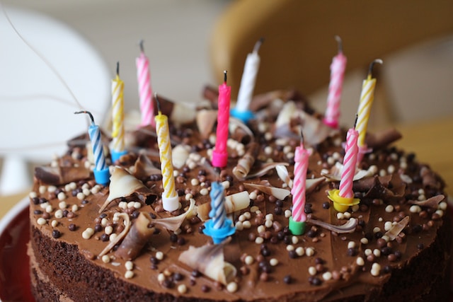Una torta di compleanno al cioccolato (foto di repertorio)